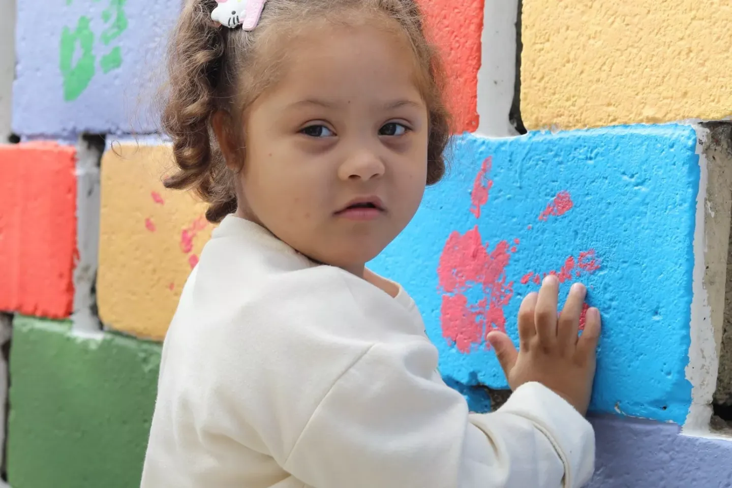 "Extraordinariamente capaces" es una obra colectiva, donde todos cuentan, desde quienes limpiaron la pared, las que ayudaron a preparar el espacio, quienes estuvieron pendientes del proceso creativo