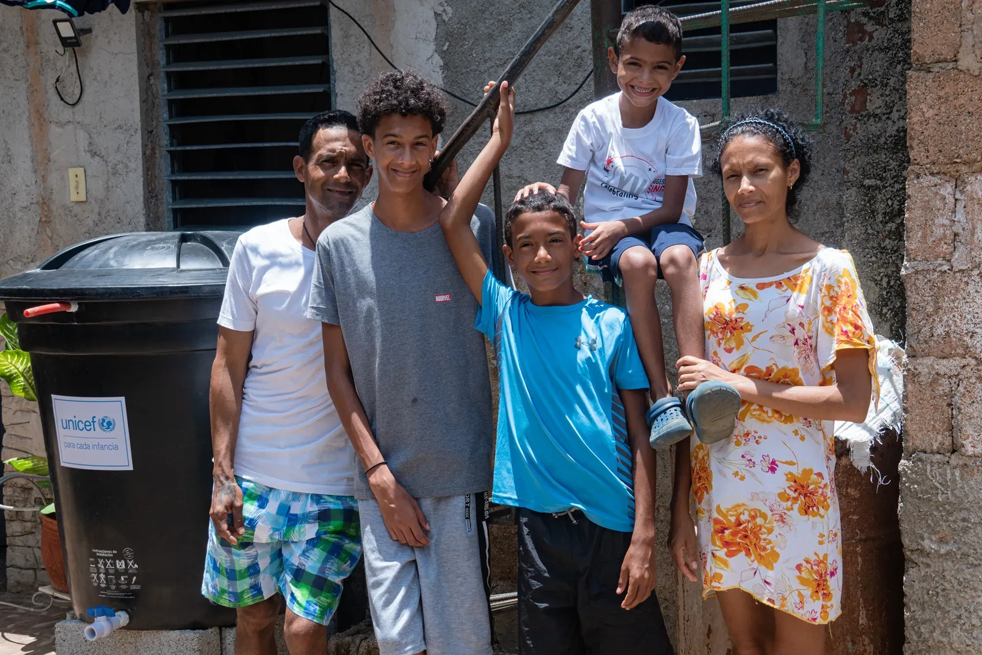 Entre los dos llevan adelante la crianza de sus tres hijos varones evadiendo estereotipos de g&eacute;nero y luchando cada d&iacute;a por un futuro mejor para ellos. 