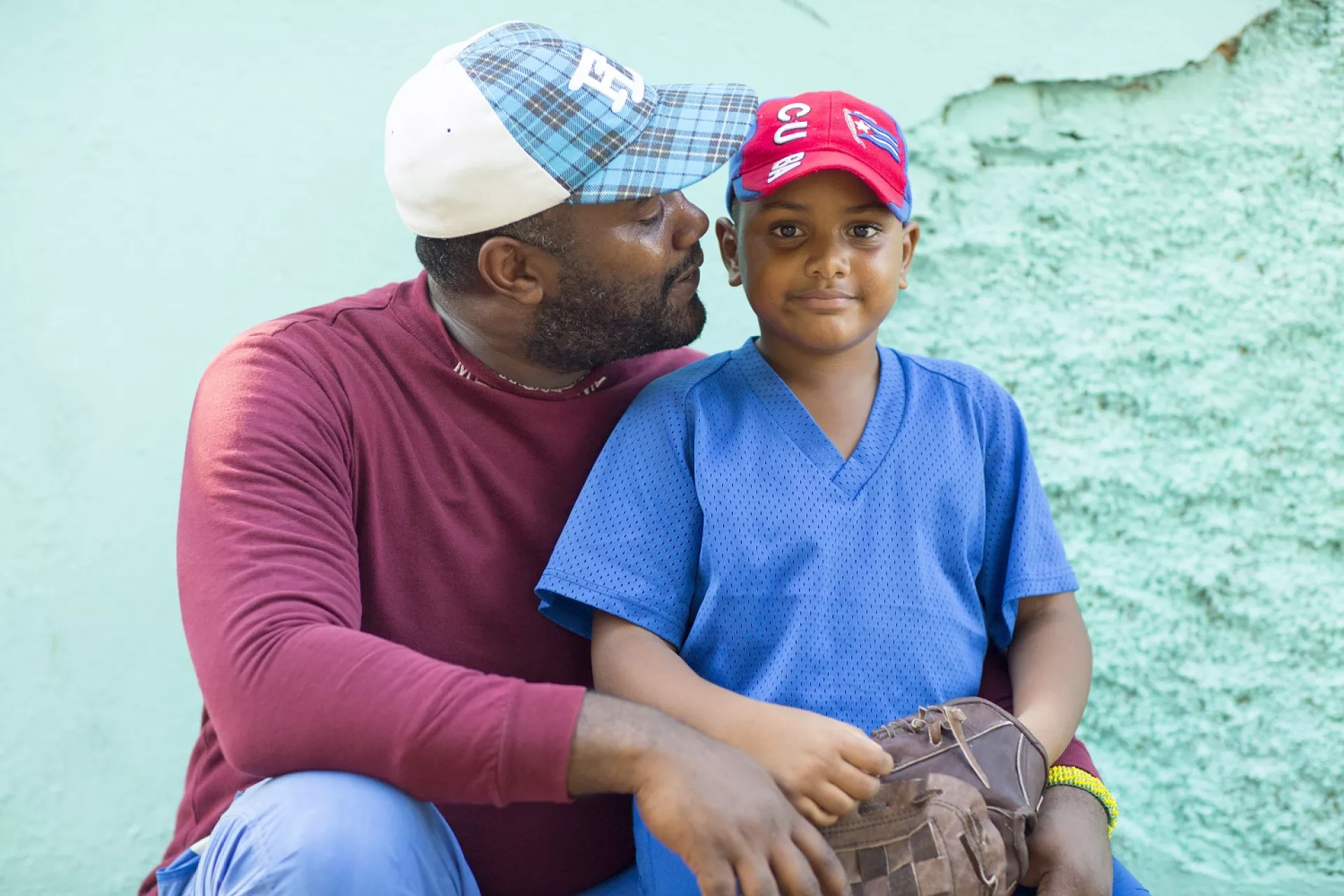 Un padre y su hijo en Cuba practican deportes