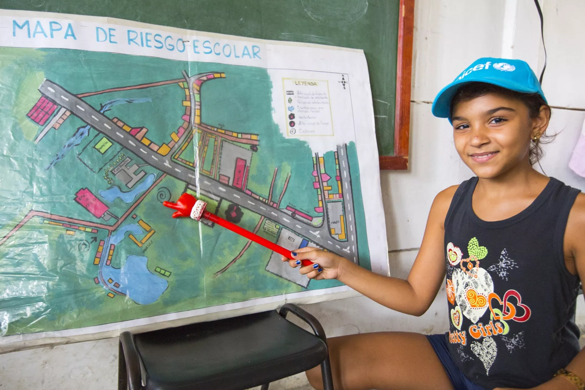 Ni&ntilde;a en preparaci&oacute;n para la protecci&oacute;n ante desastres naturales