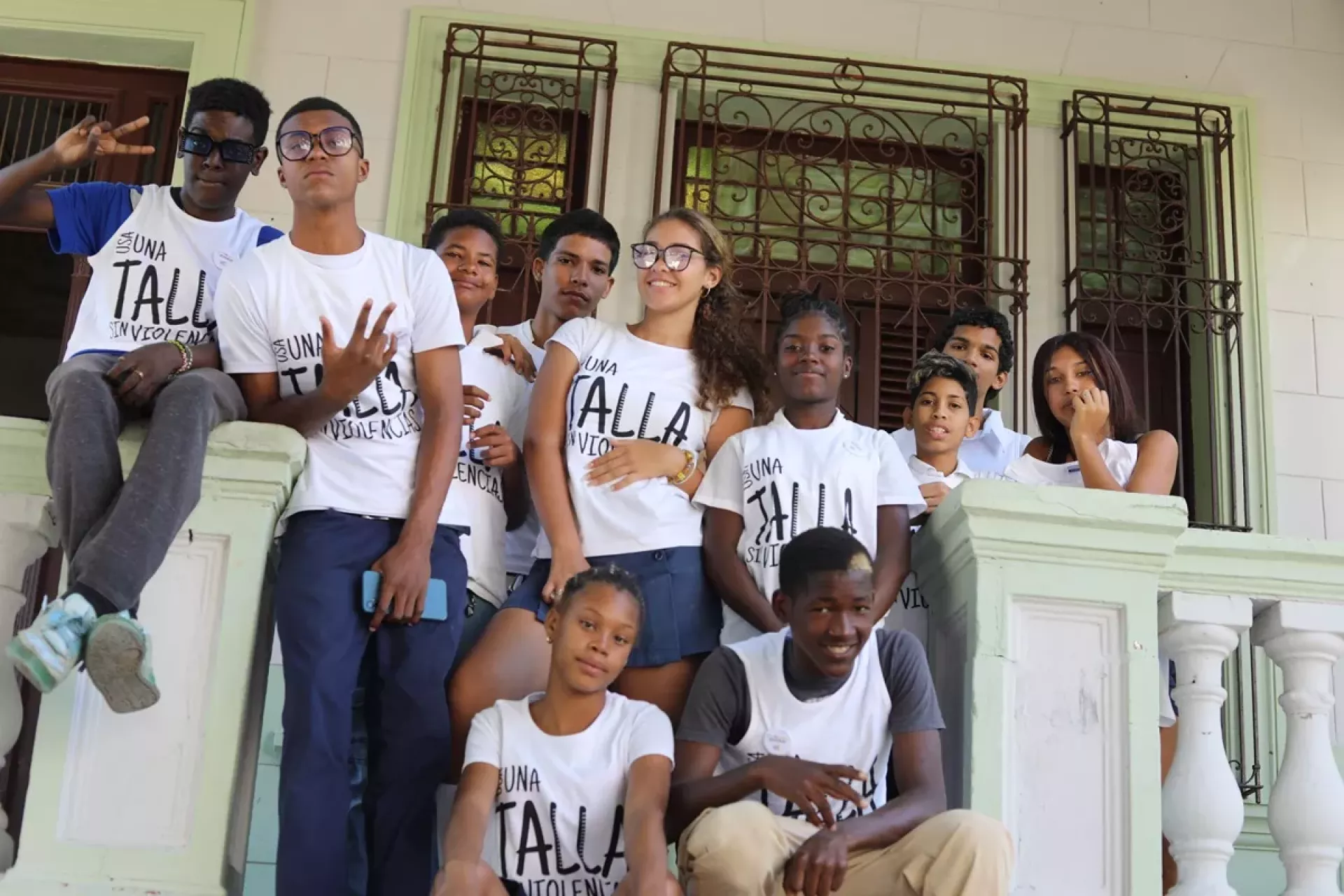 Escaramujo es un proyecto educomunicativo interdisciplinar que tiene como objetivo general contribuir al desarrollo psicosocial de ni&ntilde;as, ni&ntilde;os y adolescentes en Cuba, fundamentalmente de aquellos y aquellas que viven en condiciones de vulnerabilidad social, a partir de procesos que educan en, desde y para la comunicaci&oacute;n, gestionados desde el &aacute;mbito universitario, sustentados en la educomunicaci&oacute;n popular, y que potencian el bienestar integral y la protecci&oacute;n de infancias, adolescencias y juventudes cubana