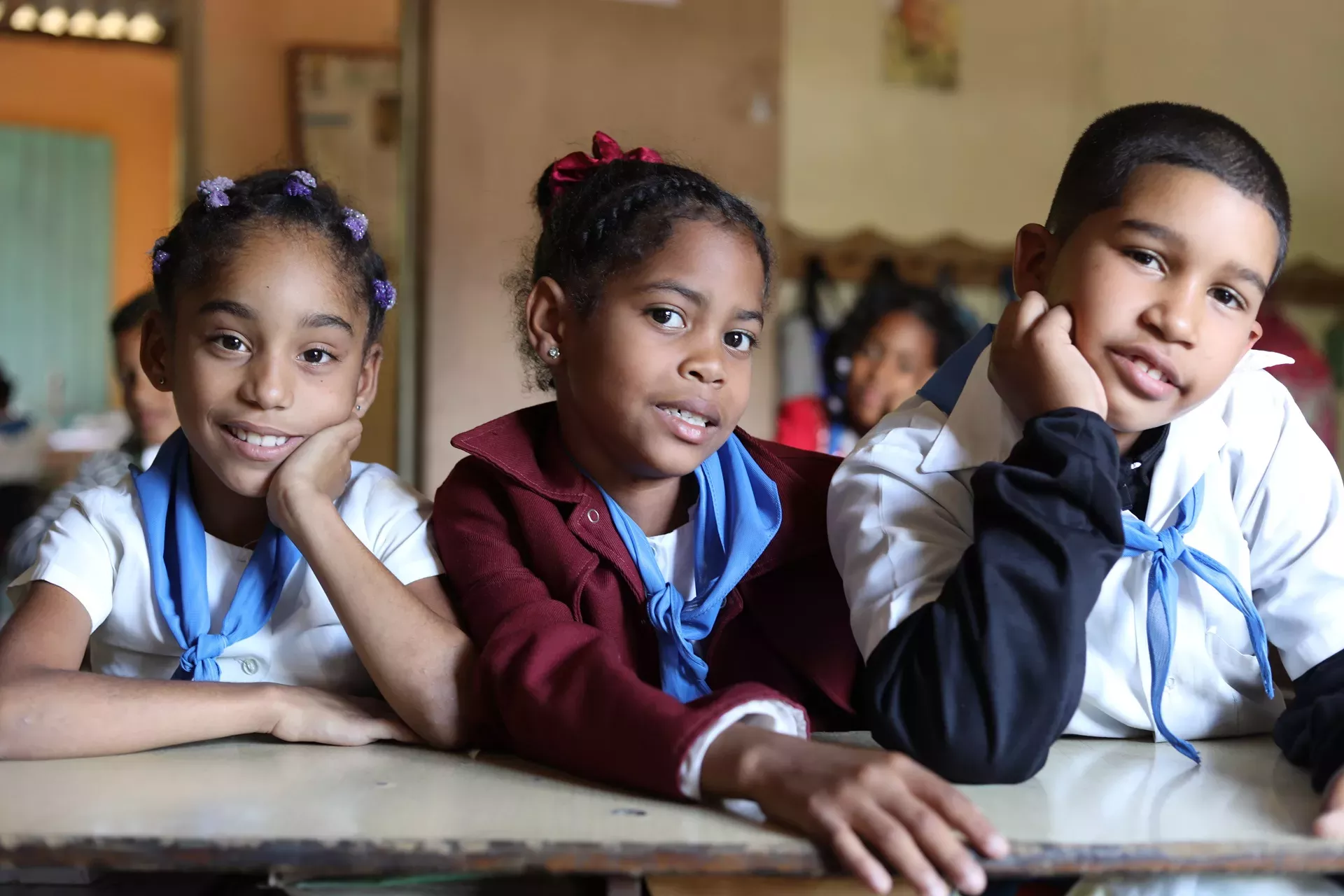 ni&ntilde;as y ni&ntilde;os cubanos en una escuela en Segundo Frente, en Santiago de Cuba