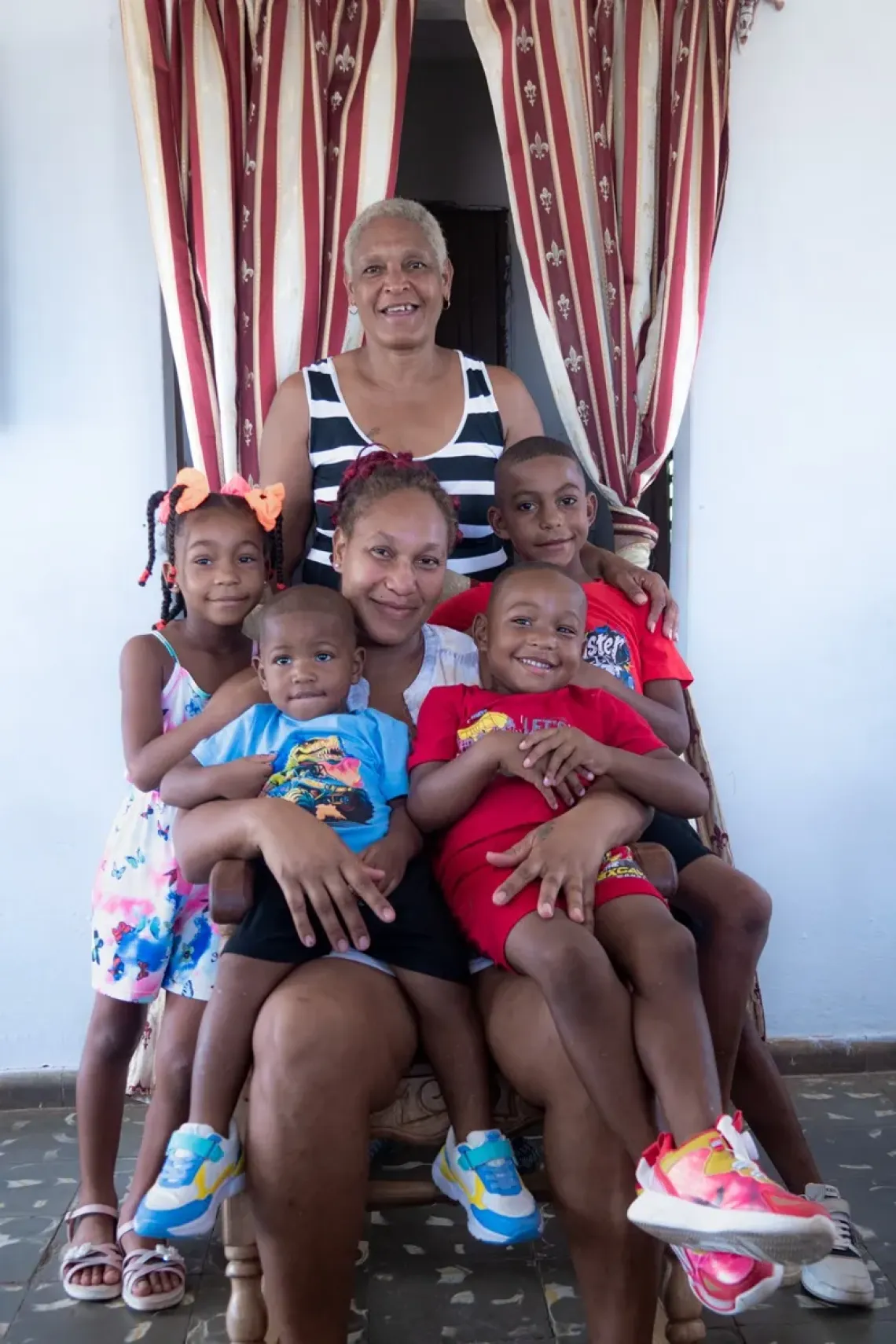 La ternura y la fuerza de la abuela Mabel son el sost&eacute;n de la casa.