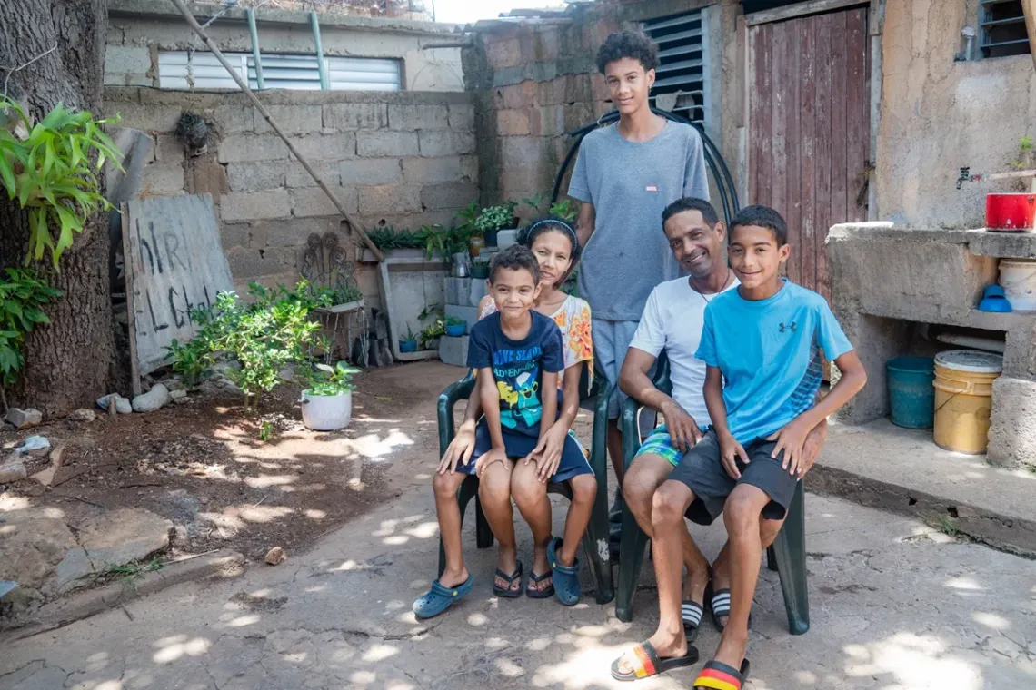La familia unida pensando en el futuro. 