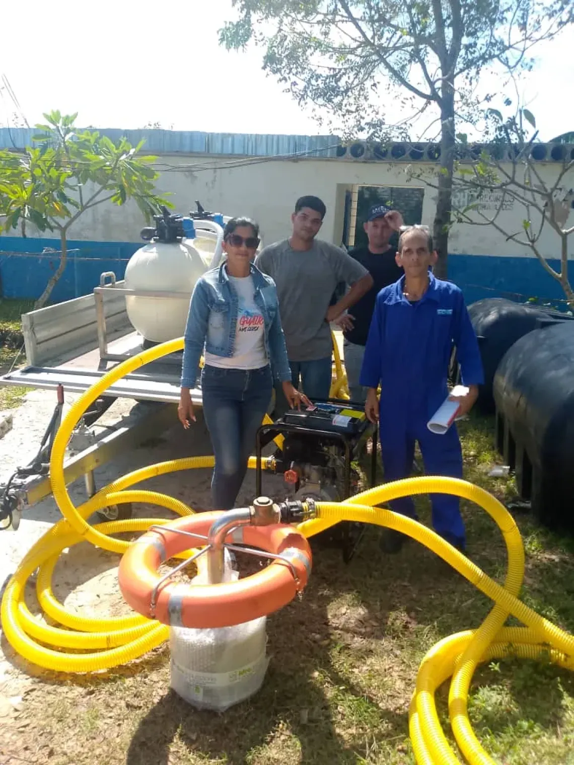 El sonido de los generadores y el fluir constante del agua marcan el inicio de una nueva etapa