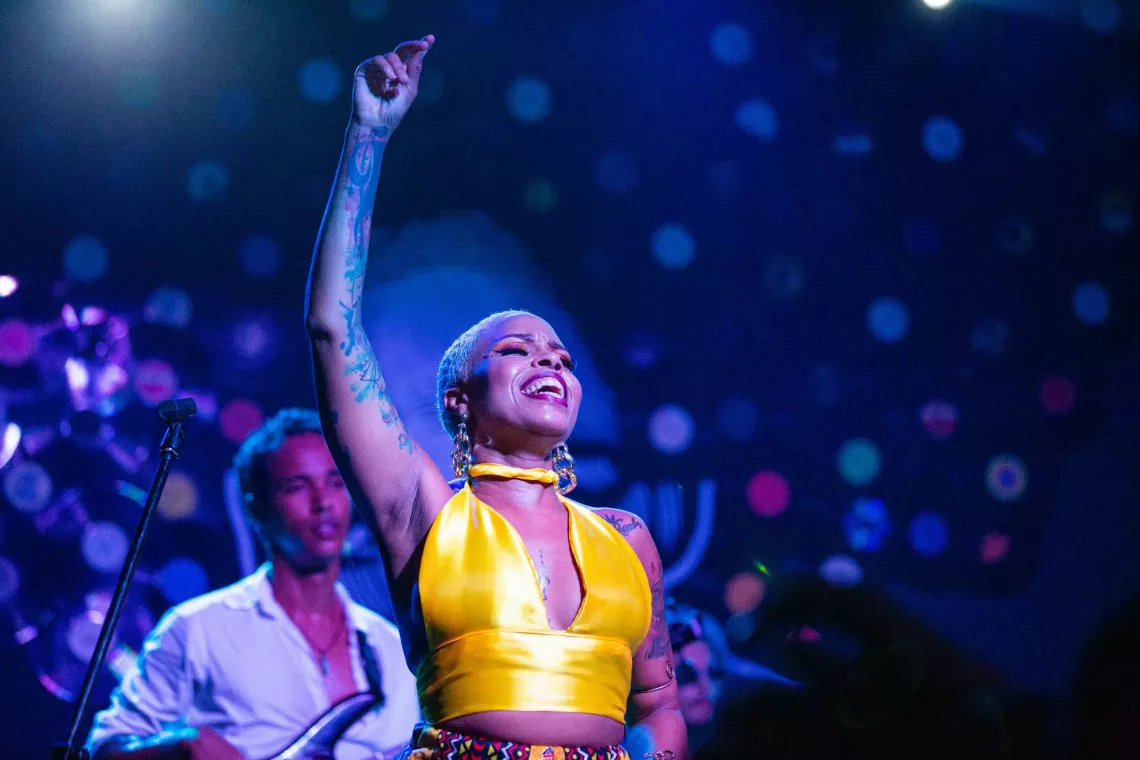 En un mundo donde las ni&ntilde;as enfrentan mensajes contradictorios, la m&uacute;sica empoderadora puede inspirarlas a cumplir sus sue&ntilde;os.