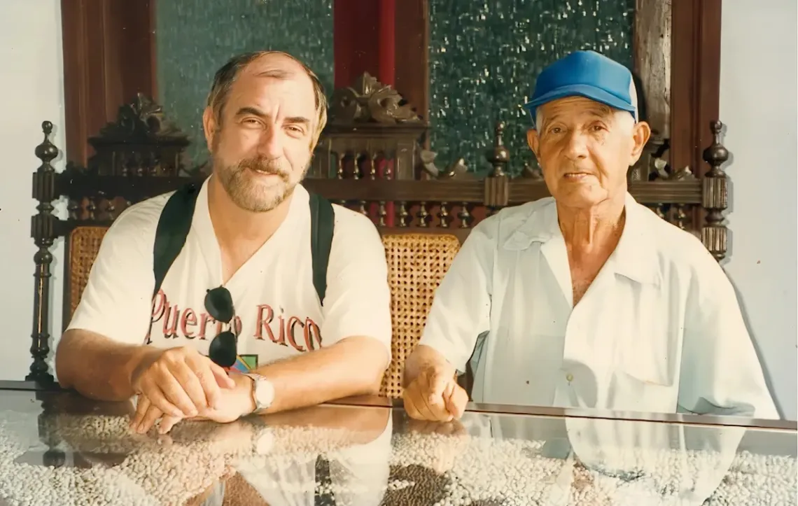 Manuel Iturralde-Vinent junto a Juan Gallardo, connotado ge&oacute;logo cubano y el guajiro sabio de Vi&ntilde;ales, como lo nombr&oacute; el Doctor Antonio N&uacute;&ntilde;ez Jim&eacute;nez. Gallardo tuvo el m&eacute;rito de encontrar los primeros restos f&oacute;siles de dinosaurios en Cuba 