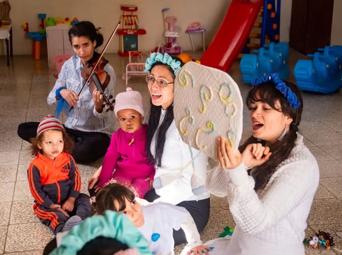Sentarse a la altura de las ni&ntilde;as y los ni&ntilde;os es el primer paso para acompa&ntilde;ar sus emociones y respetar sus tiempos