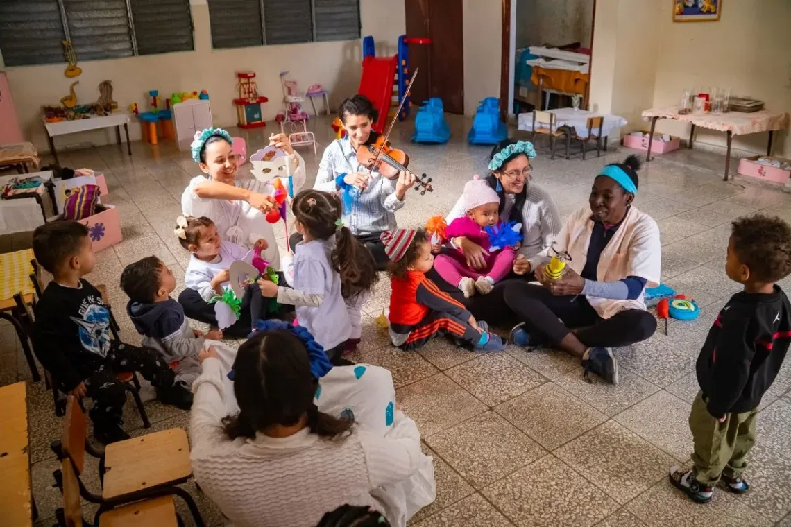 La m&uacute;sica del viol&iacute;n abre un espacio de confianza donde cada ni&ntilde;a y ni&ntilde;o encuentra su propio ritmo para participar
