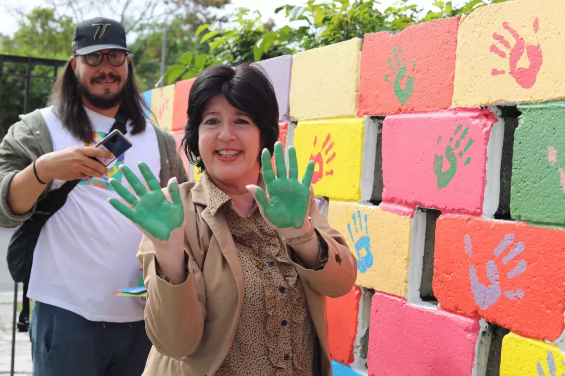 Las Ministras de Trabajo y Seguridad Social, Martha Elena Feit&oacute; y la de Educaci&oacute;n, Naima Trujillo participaron en esta actividad y tambi&eacute;n pintaron de colores sus manos.