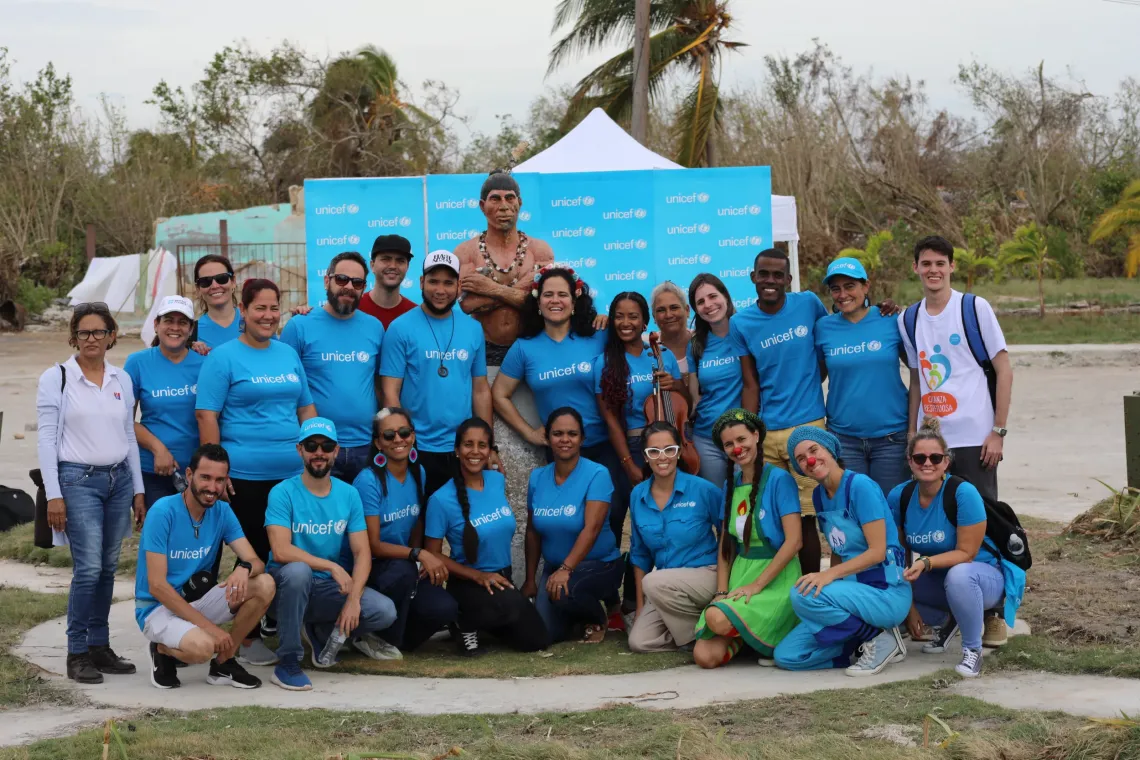 Artistas, psic&oacute;logos, instructores de arte y autoridades de Educaci&oacute;n y del Instituto Nacional de Recursos Hidr&aacute;ulicos, acompa&ntilde;aron a UNICEF a Playa Caj&iacute;o, el 20 de noviembre.
