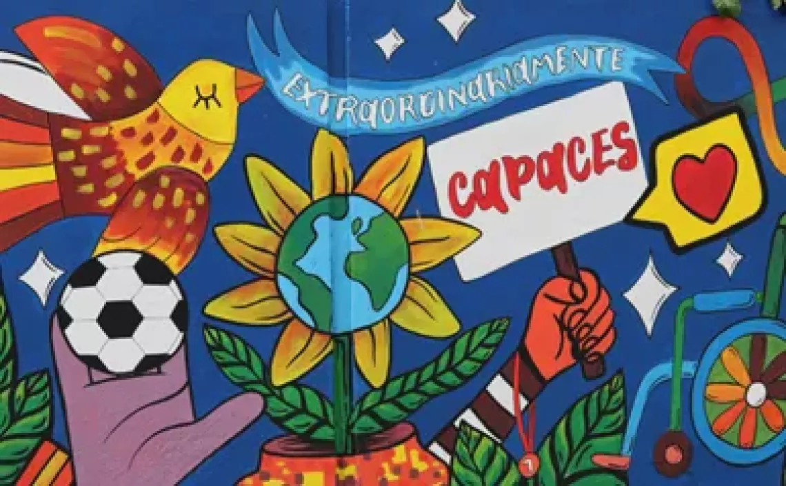 Al centro del mural la frase "extraordinariamente capaces" invita a enfocarse en las potencialidades de quienes viven con alguna discapacidad. 