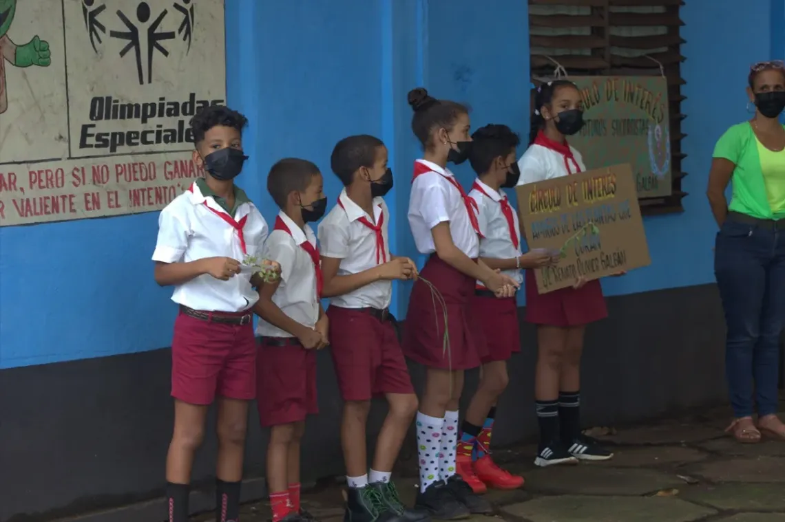 Pioneros de la escuela especial Renato Olivier Galb&aacute;n demuestran sus conocimientos sobre la medicina verde tras su exposici&oacute;n en el c&iacute;rculo de inter&eacute;s Amigos de las plantas que curan.