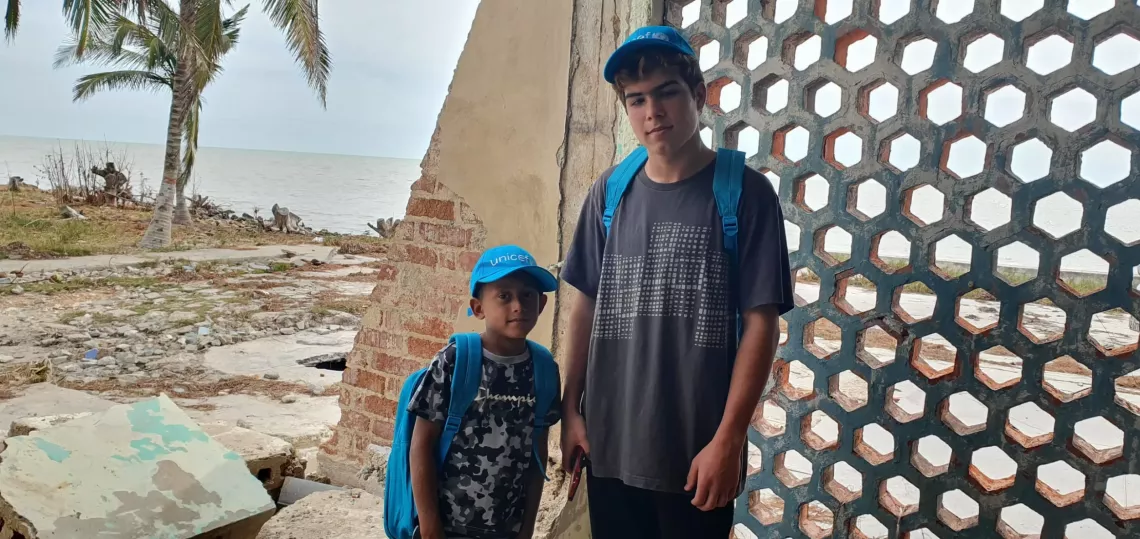 Trist&aacute;n Gorr&iacute;n Vazquez, de 15 a&ntilde;os y Leucier Ch&aacute;vez, de 8, viven en Playa Caj&iacute;o, en el litoral sur de Artemisa