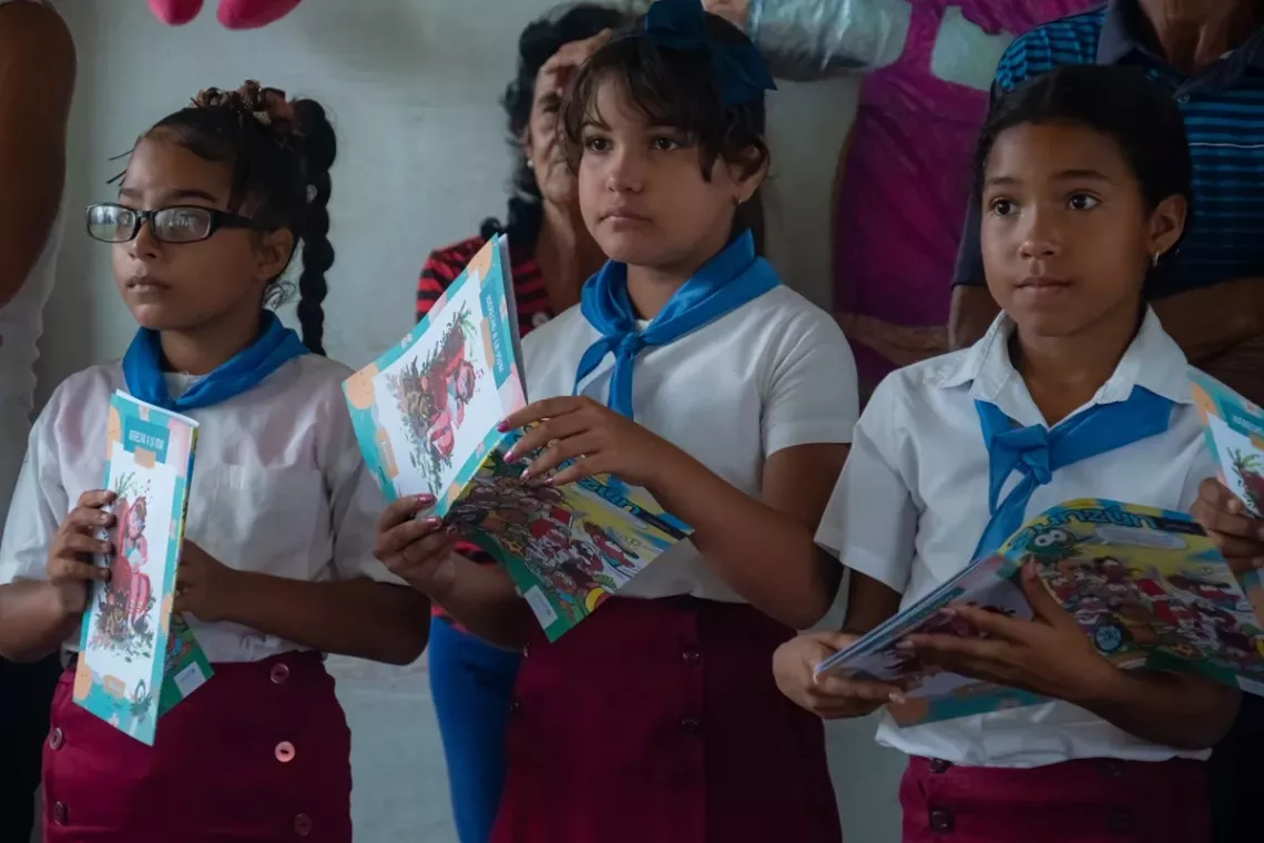 Ni&ntilde;as y ni&ntilde;os recibieron ejemplares de edici&oacute;n especial de la revista Zunz&uacute;n dedicada a los derechos de ni&ntilde;as y ni&ntilde;os