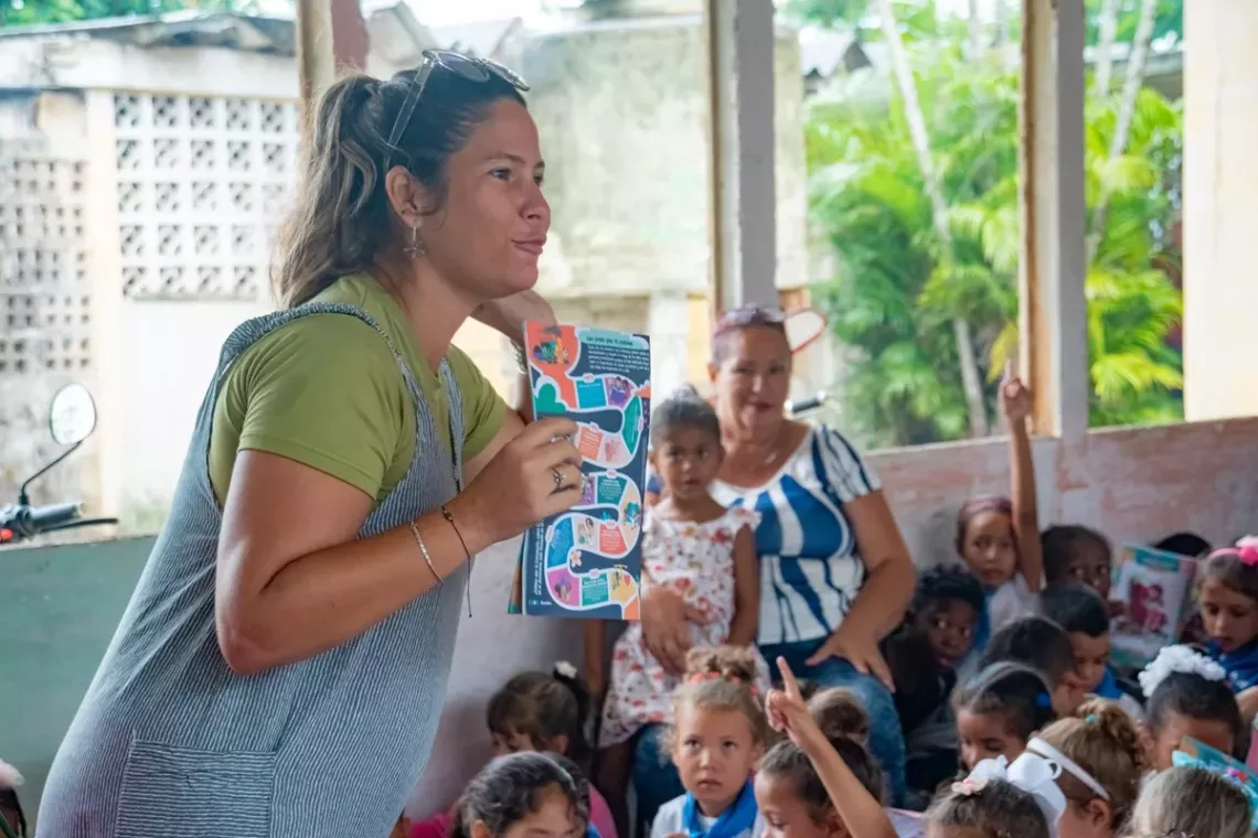 Oday Enr&iacute;quez Cabrera, directora de la revista Zunz&uacute;n, reconoce que, para ella, hab&iacute;a sido un regalo &ldquo;ver la reacci&oacute;n de ni&ntilde;os y ni&ntilde;as ante esta revista que vuelve a su formato impreso gracias al apoyo de UNICEF y con un tema tan vital como son los derechos de la infancia&rdquo;. 