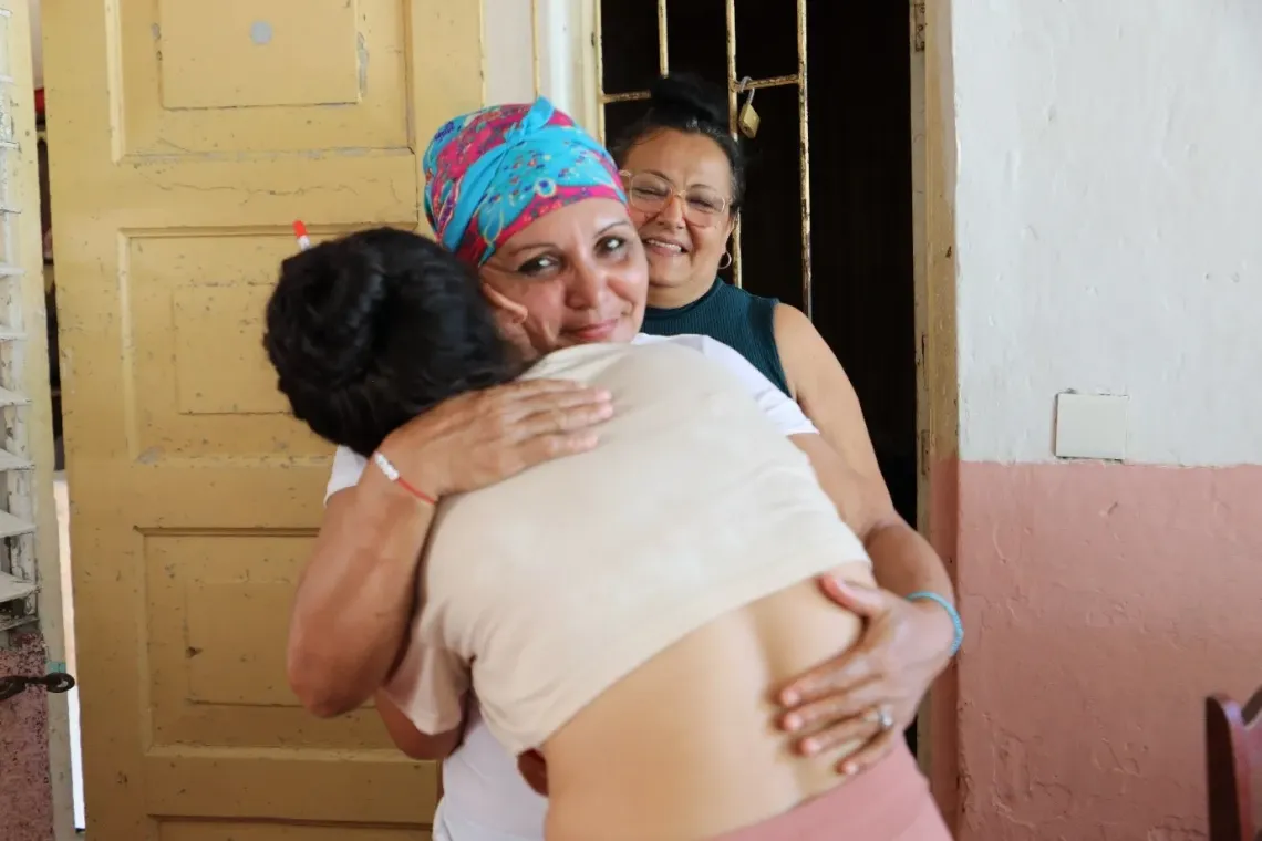Dailin abraza a una de las trabajadoras del Hogar que la ha acompa&ntilde;ado en su camino como madre joven
