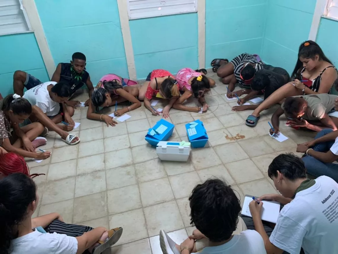 Como parte de la implementaci&oacute;n de los Kits para adolescentes de UNICEF, el proyecto Escaramujo promovi&oacute; el Inventario de soluciones contra la violencia en la comunidad El Husillo, en Marianao. 