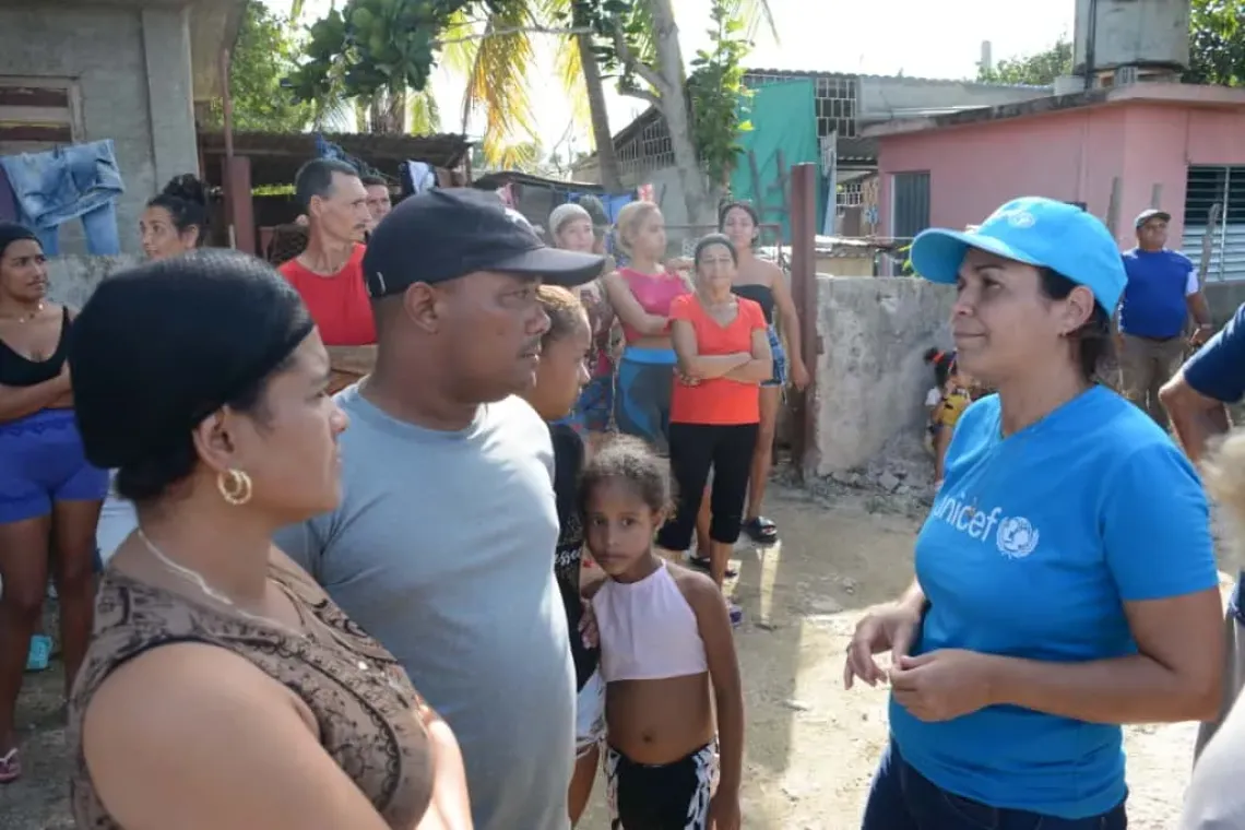 Marielys del Toro, Oficial de Emergencias de UNICEF Cuba, comparti&oacute; con la comunidad de Cauto Cristo, en Granma, donde fue instalada una de las plantas