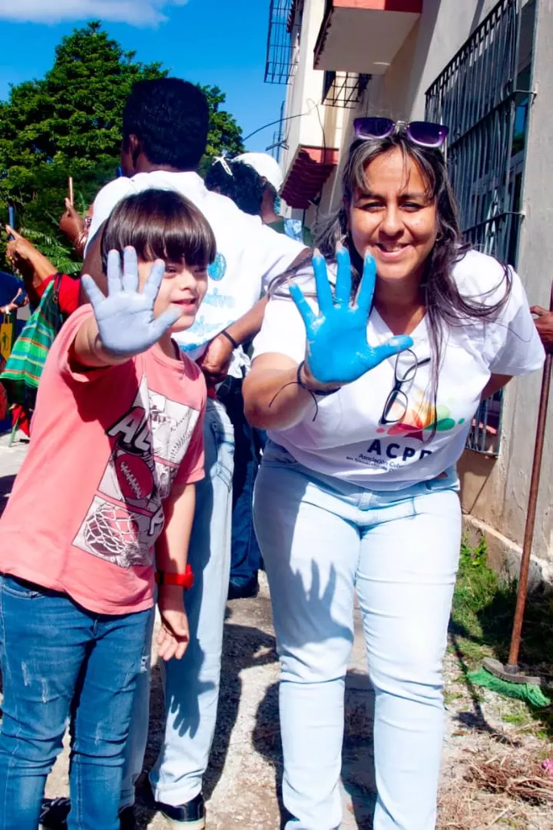 Camilo y su mam&aacute; Susser estuvieron en la inauguraci&oacute;n del mural gigante "Extraordinariamente capaces"