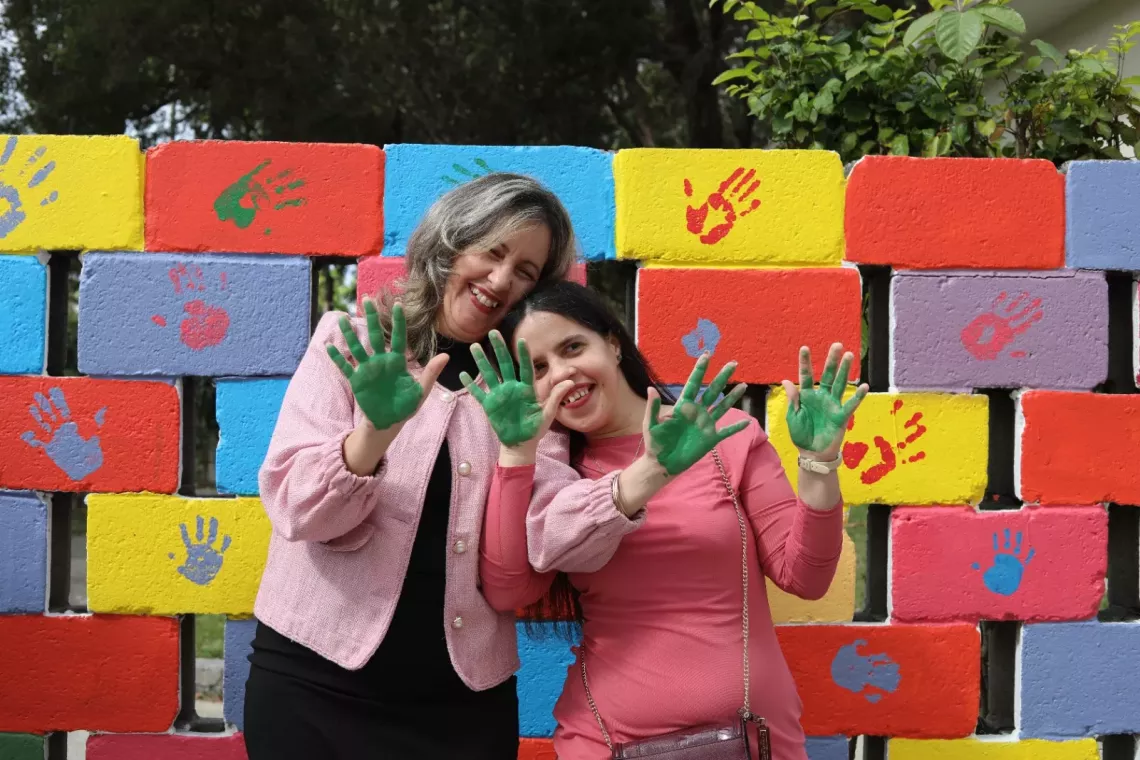 Las Ministras de Educaci&oacute;n, Naima Trujillo y de Trabajo y Seguridad Social, Martha Elena Feit&oacute;, participaron en esta actividad y tambi&eacute;n pintaron de colores sus manos.