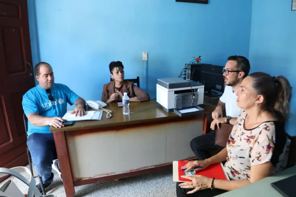 De derecha a izquierda, Tania P&eacute;rez, Jefa del Departamento de Defensor&iacute;a en la Direcci&oacute;n provincial de Justicia en Holgu&iacute;n, Alejandro Redondo, Director nacional de la Defensor&iacute;a, Carmen Gertrudys Bejerano Tamayo, Directora Provincial de Justicia de Holgu&iacute;n y Luis Alberto Hierro, de UNICEF Cuba.