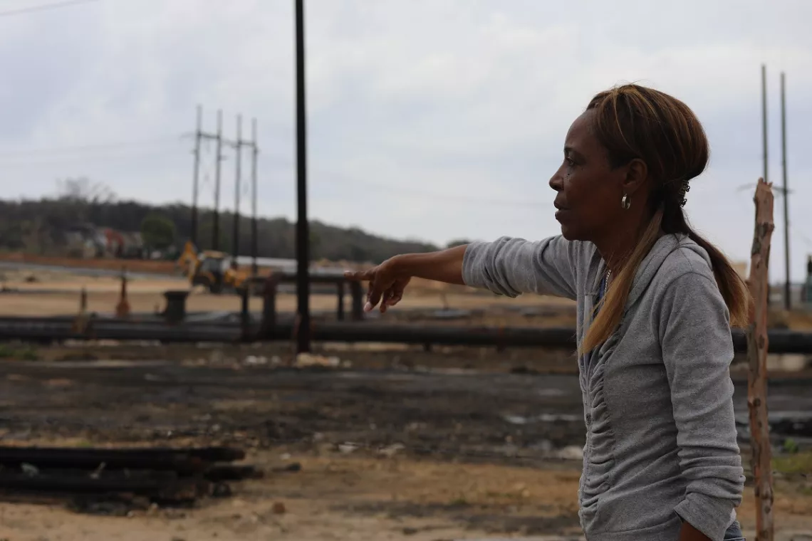 Isora Soraya Delgado muestra los lugares donde estaban las viviendas quedmadas,en la comunidad "Cuarto Congreso", tras el incendio de la base de supertanqueros