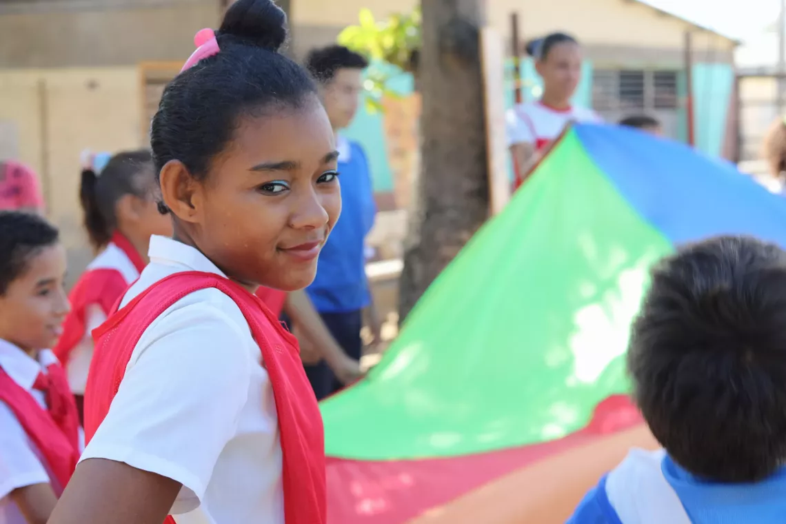 Mar&iacute;a Karla tambi&eacute;n utiliza uno de los kits de recreaci&oacute;n, aportados por un proyecto sobre reducci&oacute;n de multirriesgos de desastres, con enfoque inclusivo y protagonismo infantil