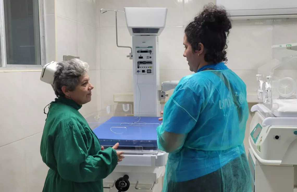 Recientemente, gracias al apoyo de UNICEF, con fondos del Cabildo de Canarias, el hospital recibi&oacute; dos nuevas incubadoras, una mesa de reanimaci&oacute;n y material gastable para el servicio de neonatolog&iacute;a. La mejora ha sido sustancial. Nely no oculta su alivio.
