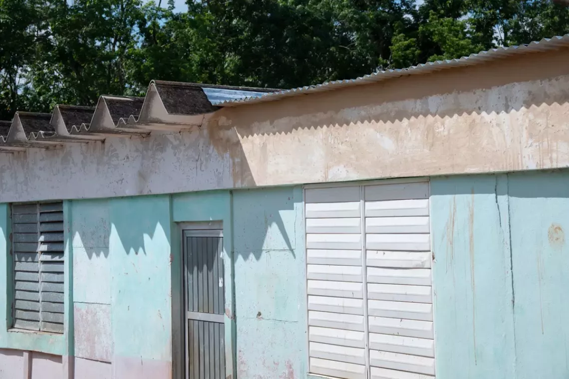 El cicl&oacute;n Rafael le llev&oacute; el techo a ocho aulas. Con fondos CERF y el apoyo de UNICEF ha sido posible rehacer dos aulas con techos nuevos.
