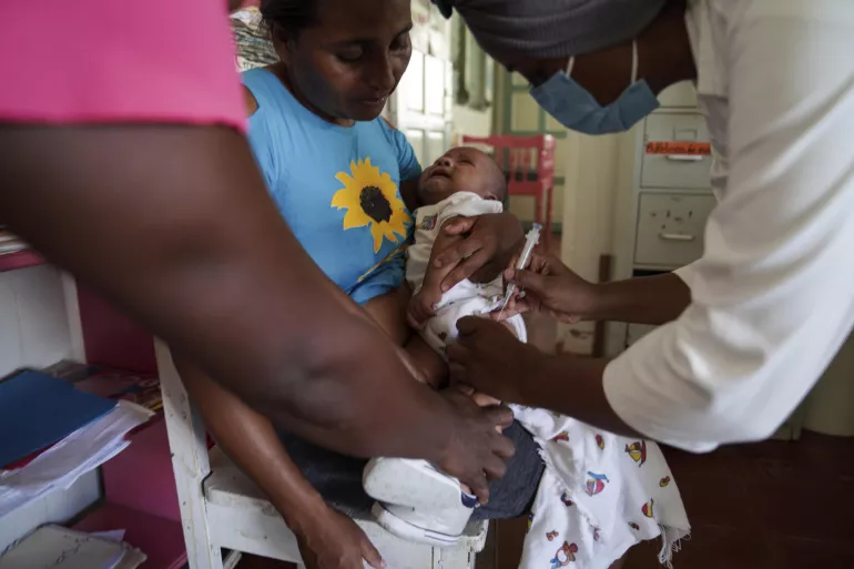 Una enfermera administra una vacuna a un ni&ntilde;o durante una campa&ntilde;a de visibilizaci&oacute;n sobre las vacunas pedi&aacute;tricas y contra la COVID-19 que el ministerio de salud y Unicef reliazan en la comunidad de Sisin, territorio indigena de Twi Yahabra en el Caribe norte de Nicaragua.