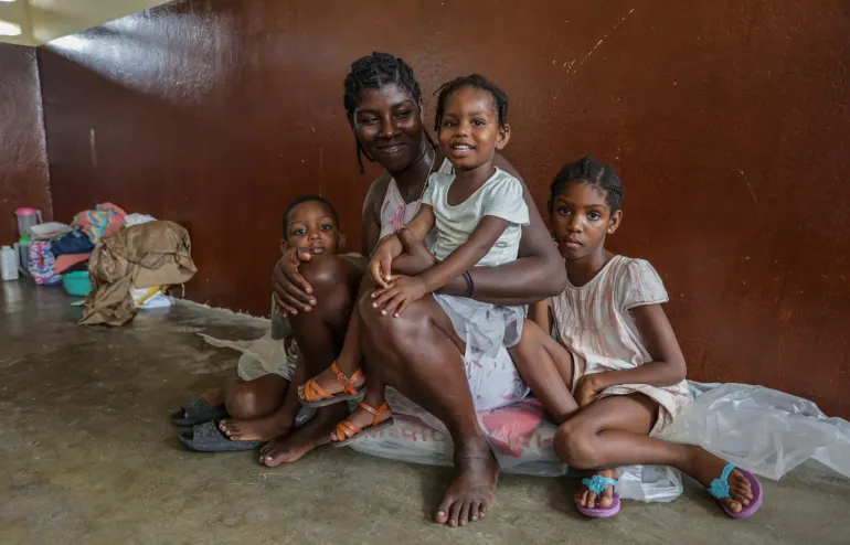 Bienvil Bettie, de 25 a&ntilde;os, y sus tres hijos posan para un retrato. Se refugian en una escuela despu&eacute;s de que su casa resultara afectada por el hurac&aacute;n Melissa.