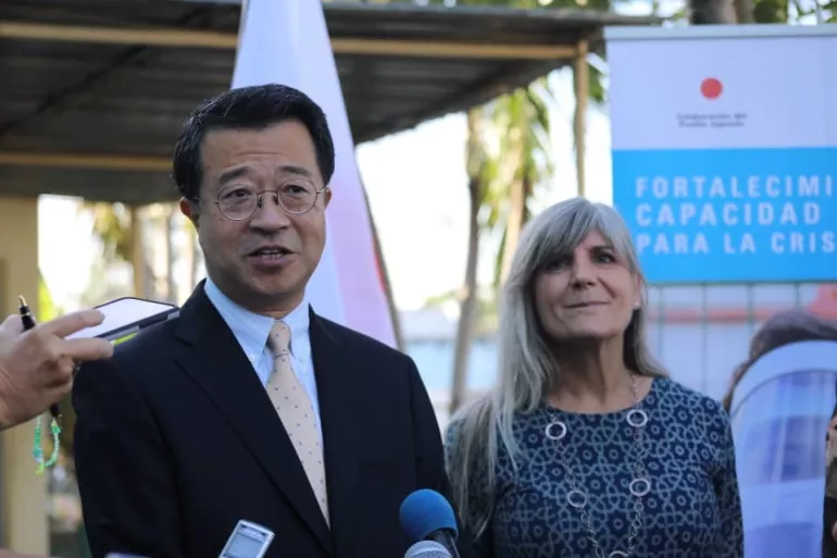 Embajador de Jap&oacute;n en Cuba, Excmo. Sr. Hirata Kenji y la Representante de UNICEF en Cuba Alejandra Trossero, en el acto oficial de entrega de donativos