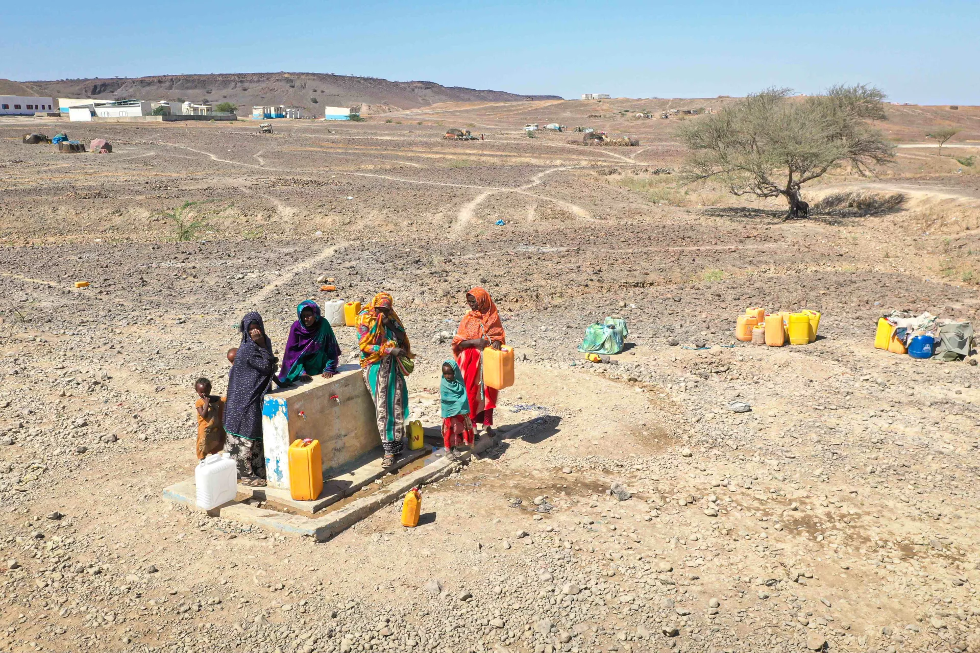 Des femmes s'approvisionnant en eau dans la r&eacute;gion de Dikhil