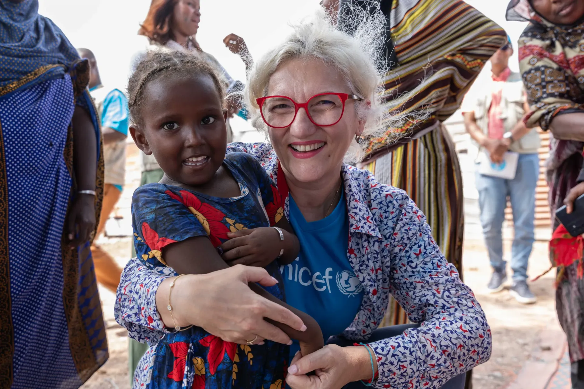 Etleva Kadilli, Directrice R&eacute;gionale de l&rsquo;UNICEF pour l&rsquo;Afrique de l&rsquo;Est et Australe, avec une petite fille de Fantahero, dans la r&eacute;gion d&rsquo;Obock, &agrave; Djibouti. 