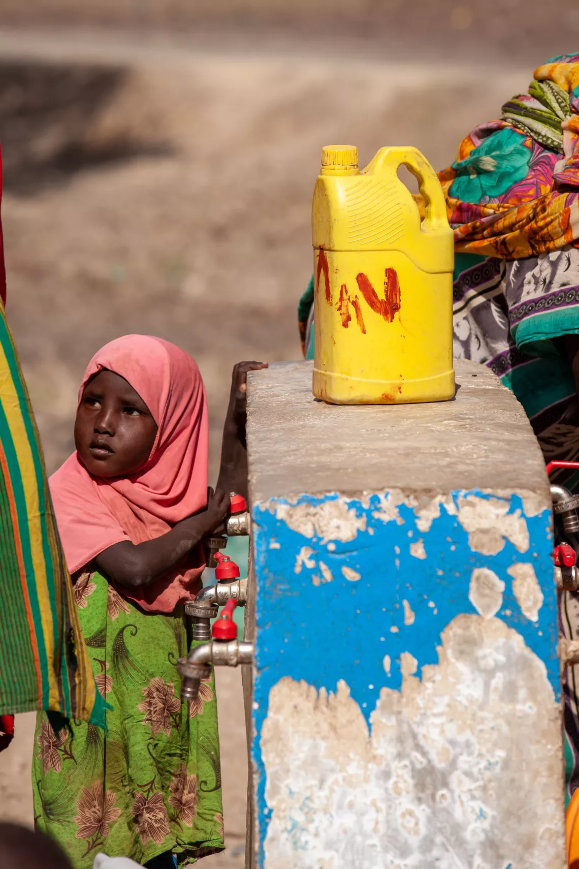 Une petite fille avec sa maman s'approvisionnant en eau dans la r&eacute;gion de Dikhil