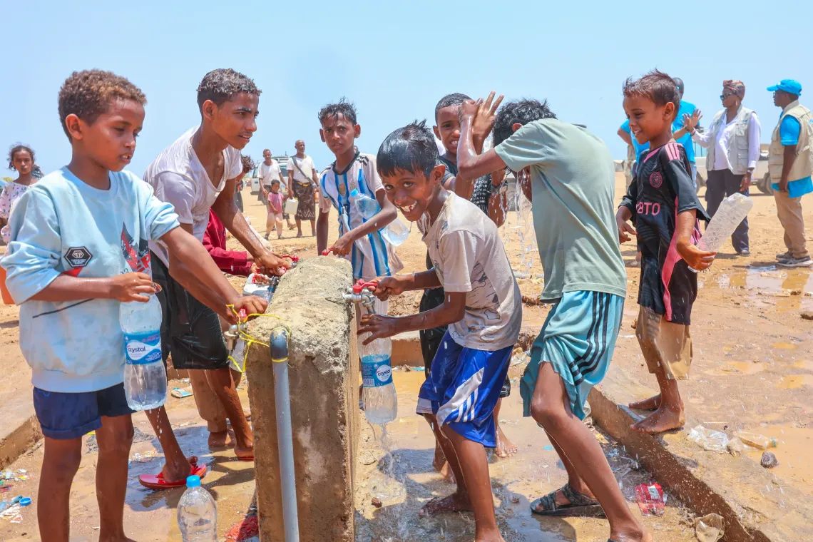 Des enfants remplissent leurs bouteilles d&rsquo;eau 
