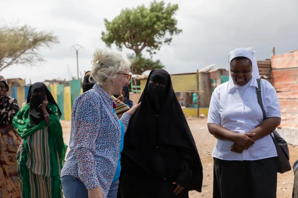 Etleva Kadilli, Directrice R&eacute;gionale de l&rsquo;UNICEF pour l&rsquo;Afrique de l&rsquo;Est et Australe, en compagnie d&rsquo;Assawka et de S&oelig;ur L&eacute;a, &agrave; Fantahero, dans la r&eacute;gion d&rsquo;Obock, &agrave; Djibouti. 