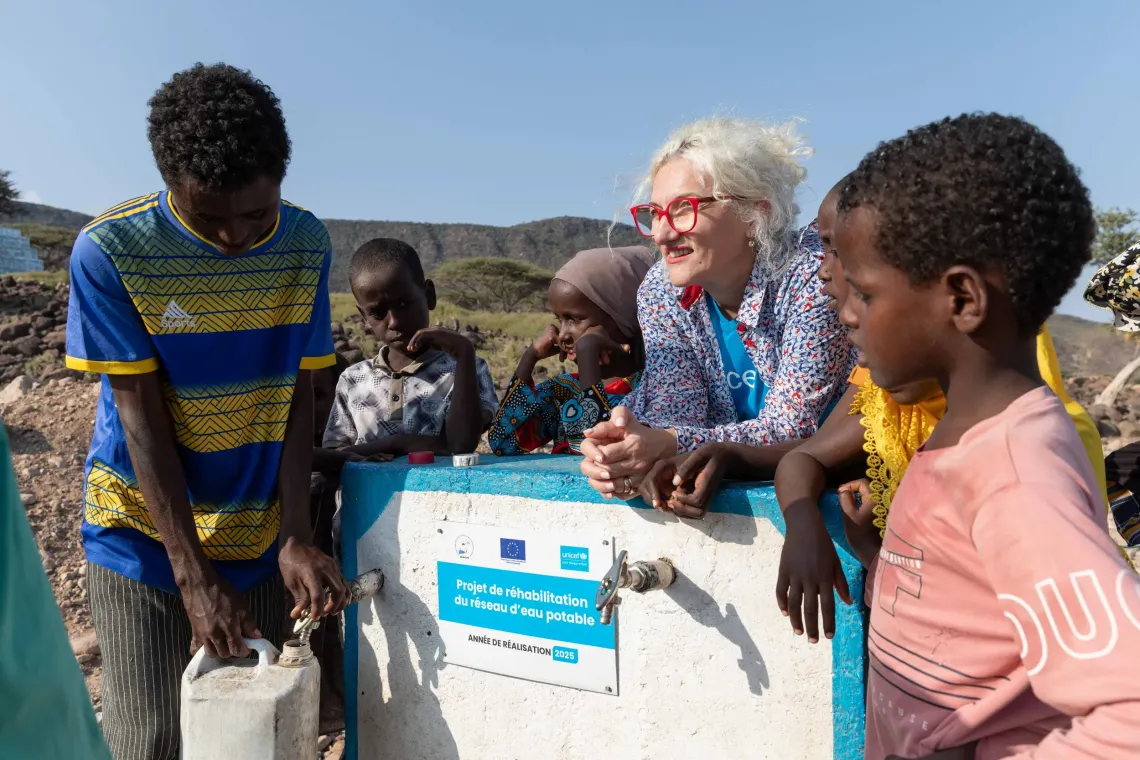 Etleva Kadilli, Directrice r&eacute;gionale de l&rsquo;UNICEF pour l&rsquo;Afrique de l&rsquo;Est et Australe, aux c&ocirc;t&eacute;s d&rsquo;enfants b&eacute;n&eacute;ficiant du syst&egrave;me d&rsquo;approvisionnement en eau soutenu par l&rsquo;Union europ&eacute;enne, dans le village de Dalay-Af, r&eacute;gion d&rsquo;Obock, &agrave; Djibouti. 