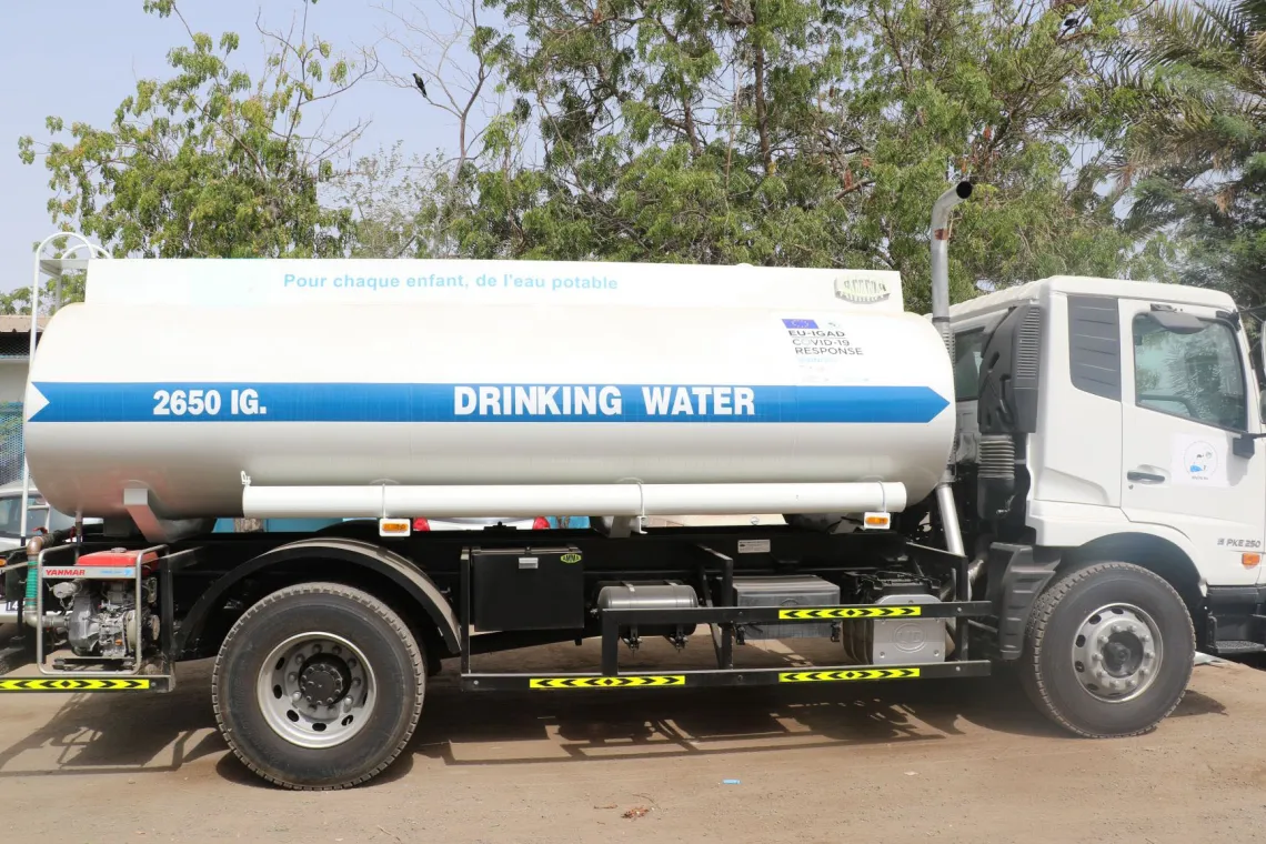 c&eacute;r&eacute;monie de remise d'un camion citerne Une acquisition r&eacute;alis&eacute;e dans le cadre de la mise en &oelig;uvre du programme "EU-IGAD #COVID19 Response",  financ&eacute; par l&rsquo;Union Europ&eacute;enne g&eacute;r&eacute; par l'UNOPS, coordonn&eacute; par l'IGAD 
