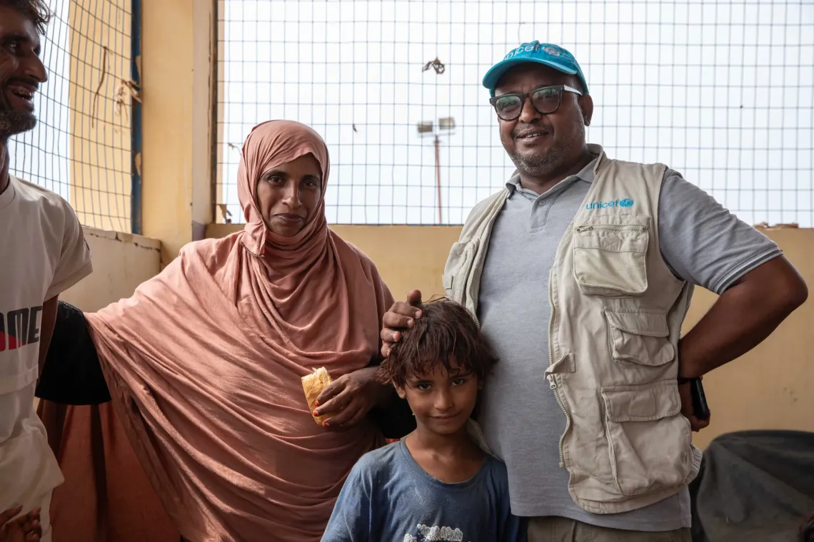 Moukarem, chauffeur de l&rsquo;UNICEF, aux c&ocirc;t&eacute;s du petit-fils de Zeinab.