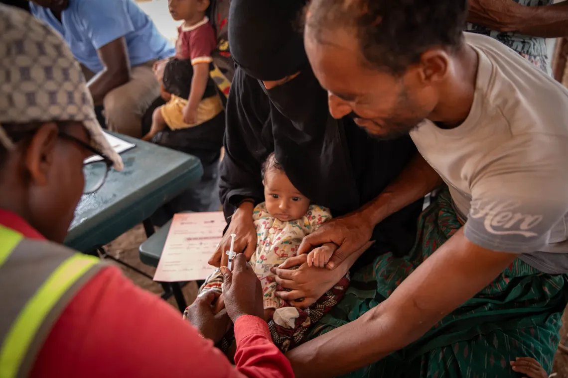 Saada, &acirc;g&eacute;e de deux mois, re&ccedil;oit le vaccin VAR