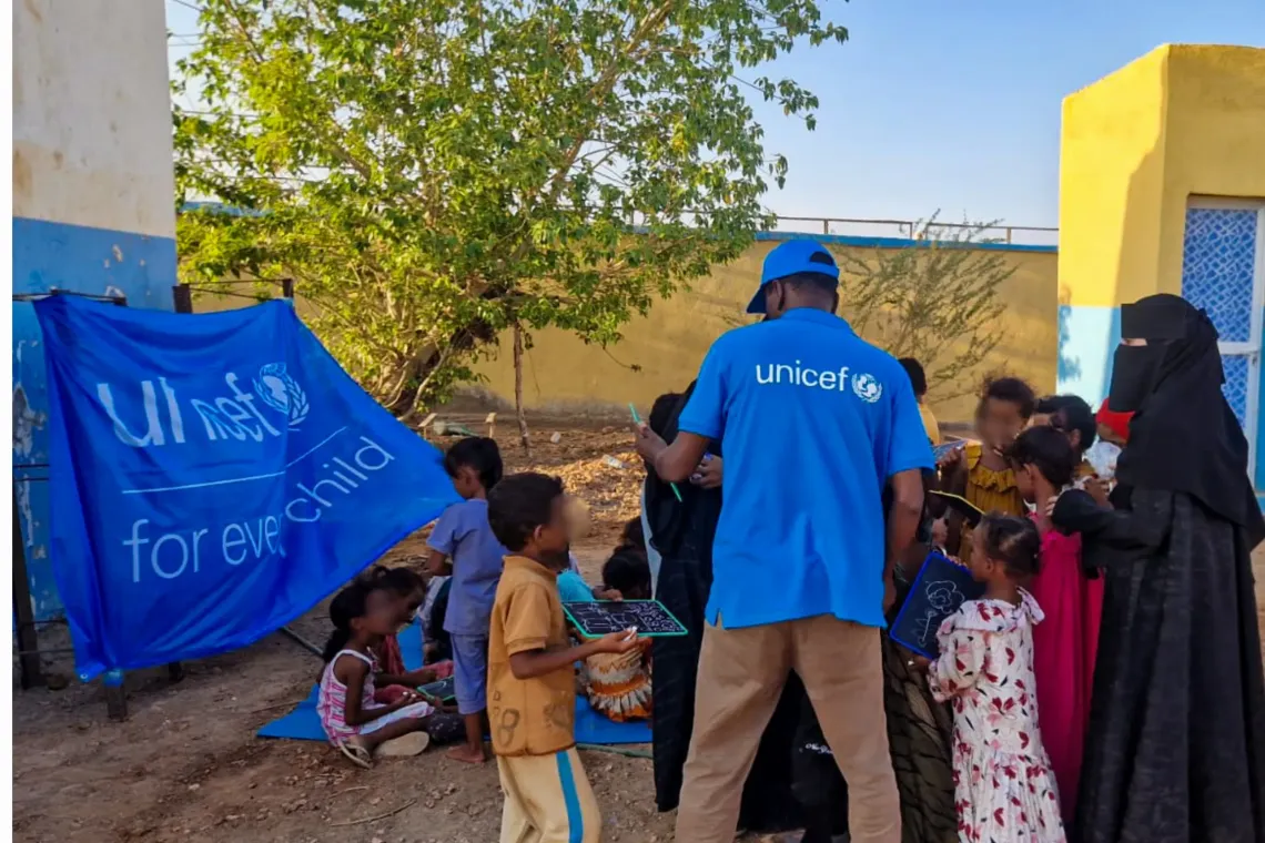 Abdallah, charg&eacute; de programme &agrave; l&rsquo;UNICEF, anime un atelier de dessin