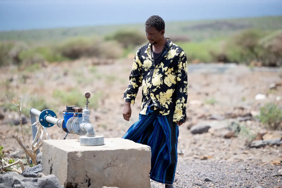 L&rsquo;assistant d&rsquo;Abdallah Mohamed, gardien du forage de Sagalou, inspecte la pompe du village. 