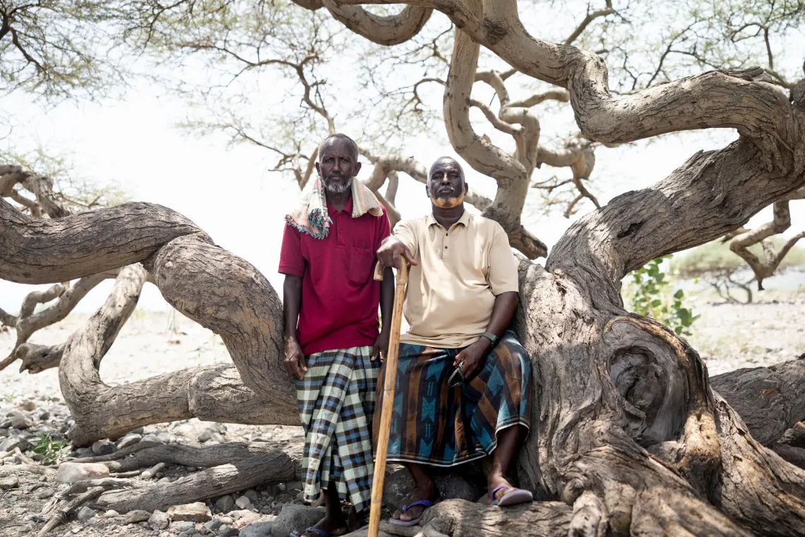 Abdallah Mohamed, gardien du forage, assis &agrave; gauche du chef de village de Sagalou. 