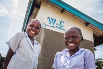 Des enfants devant les latrines de leur &eacute;cole.