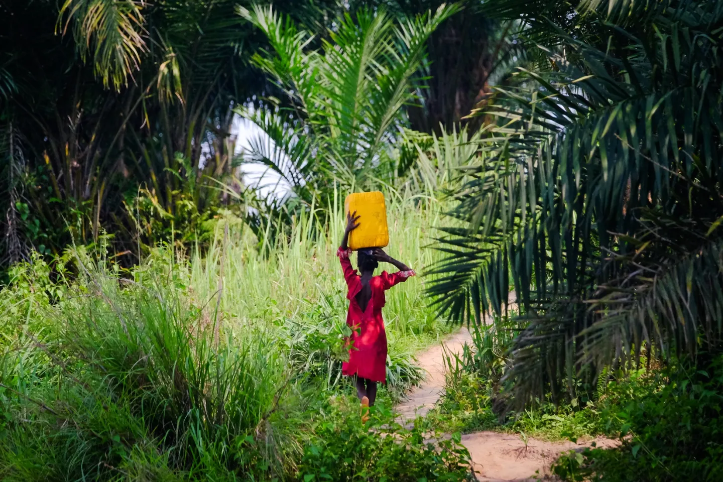 Une fille qui transporte de l'eau en RDC