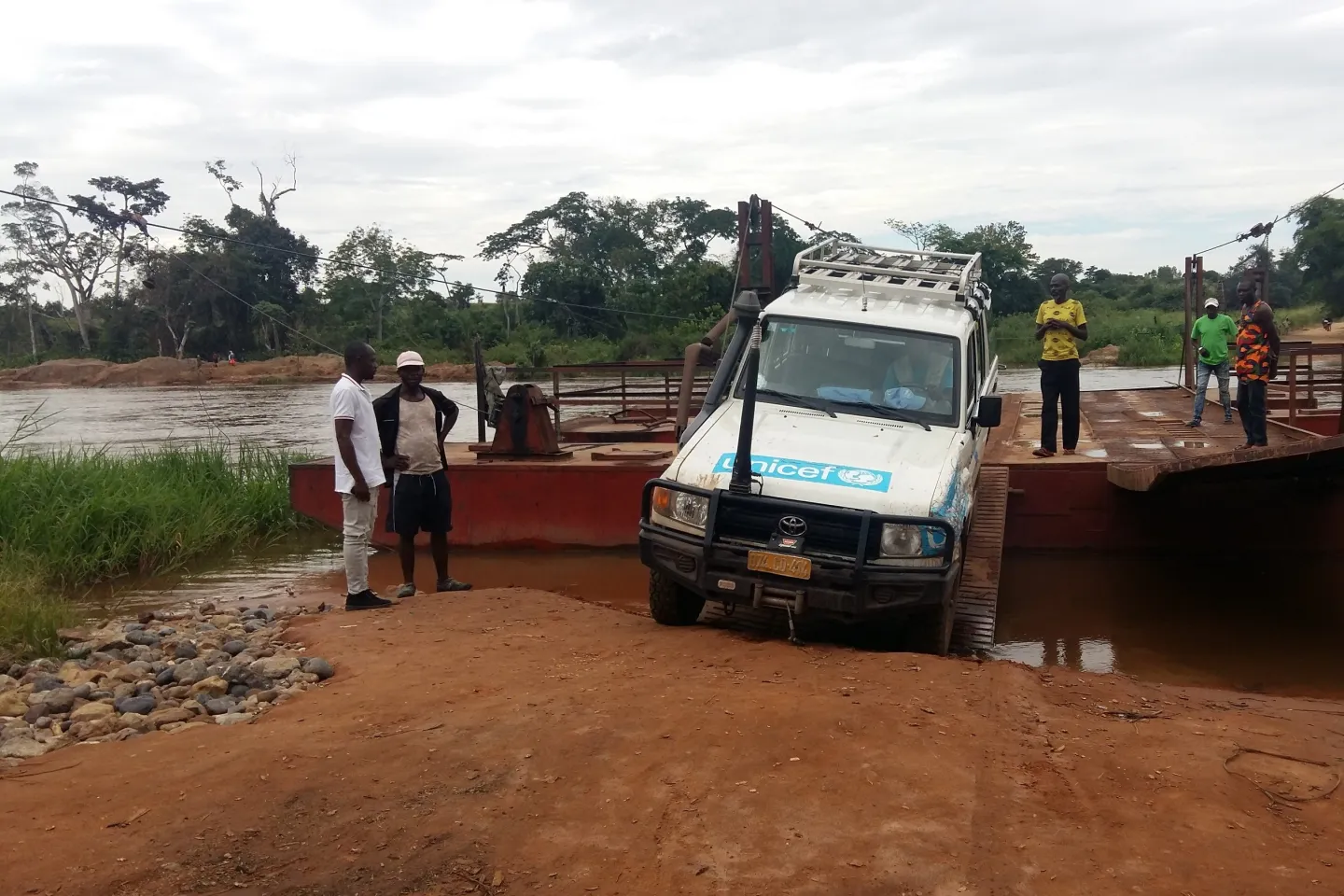 Une voiture UNICEF qui traverse une rivi&egrave;re en RDC