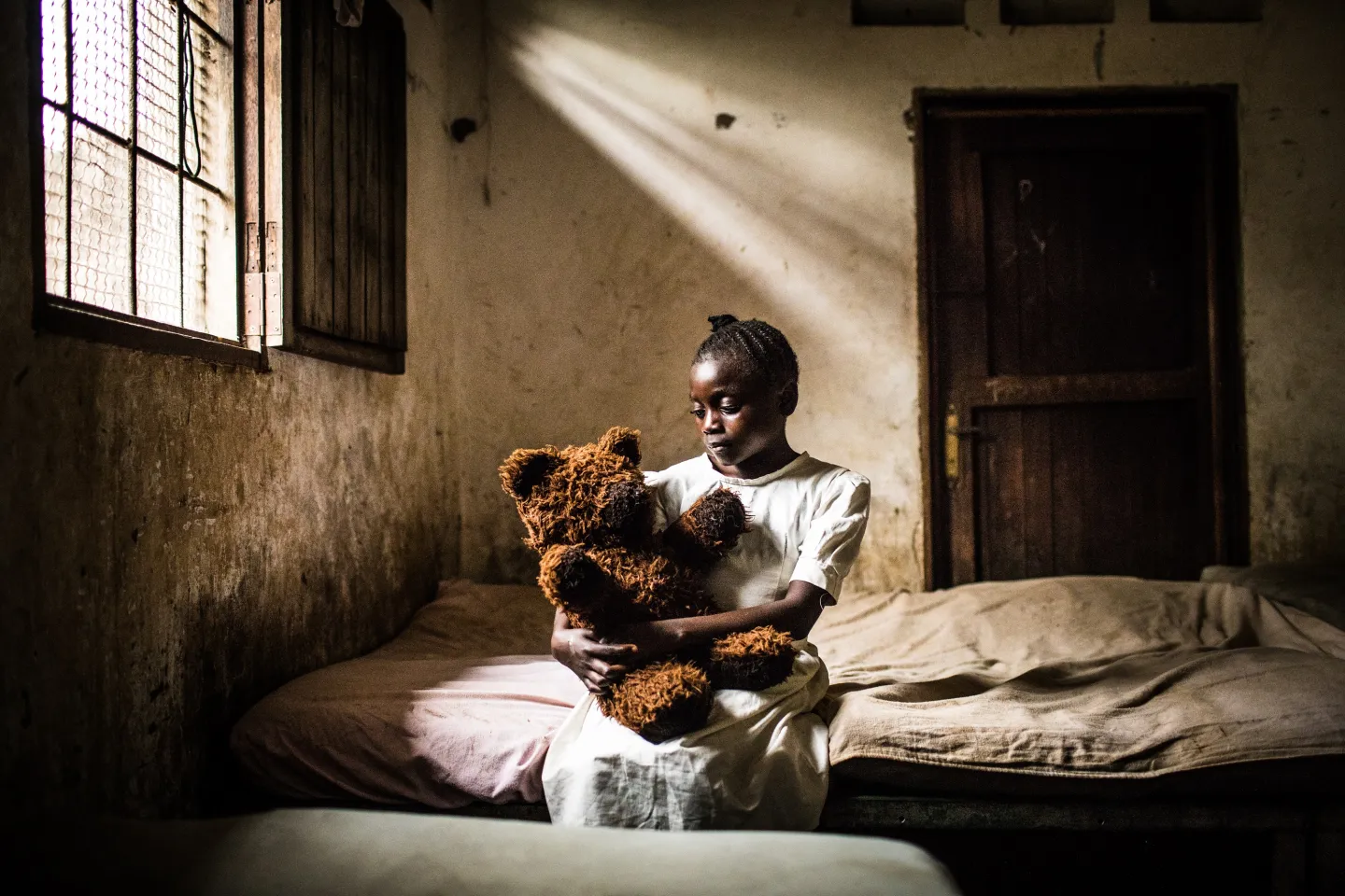 Une fille tenant une peluche