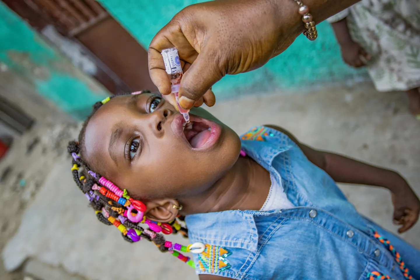 Une fille se fait vacciner contre la poliomy&eacute;lite